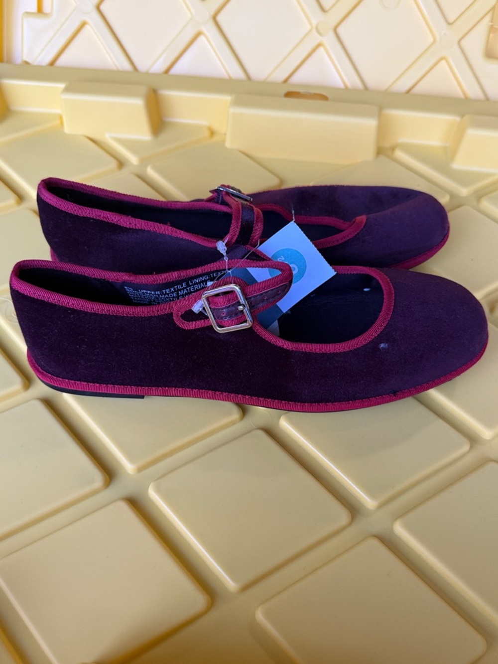 Universal Thread halston Burgundy Velvet Flats Memory Foam

Bin 4 # 89